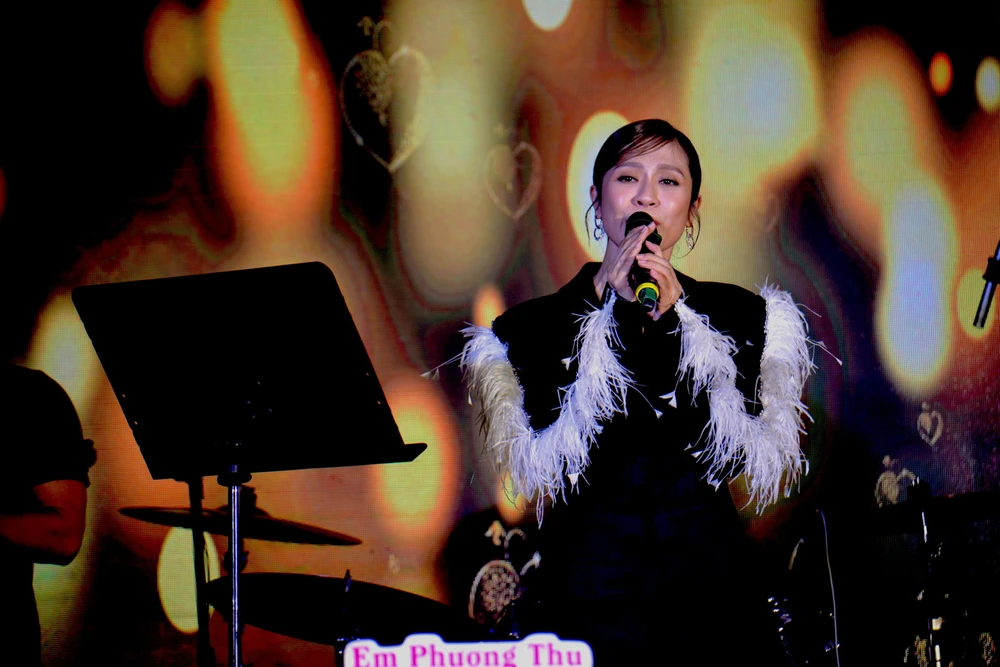 Diễn viên Thanh Thúy khoe giọng hát ngọt ngào trong ngày kỉ niệm. Ảnh: NGUYỄN TRÀ