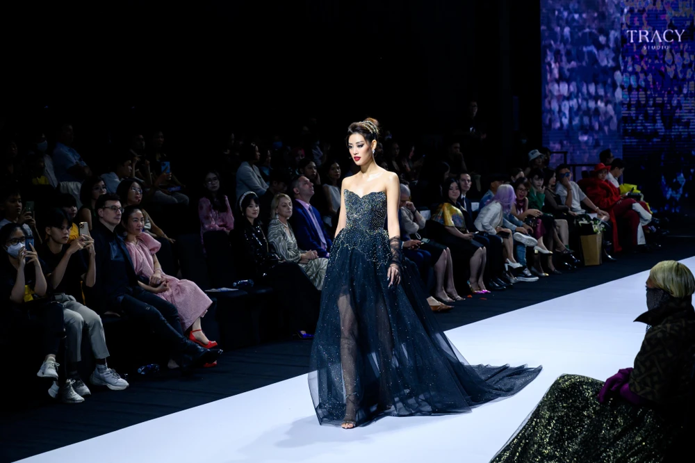 Hoa hậu Hoàn vũ Việt Nam Khánh Vân trong trang phục đen huyền bí quyền lực trong trang phục của Thương hiệu Tracy Studio. Hoa hậu Hoàn vũ Việt Nam Khánh Vân trong trang phục đen huyền bí quyền lực trong trang phục của Thương hiệu Tracy Studio.