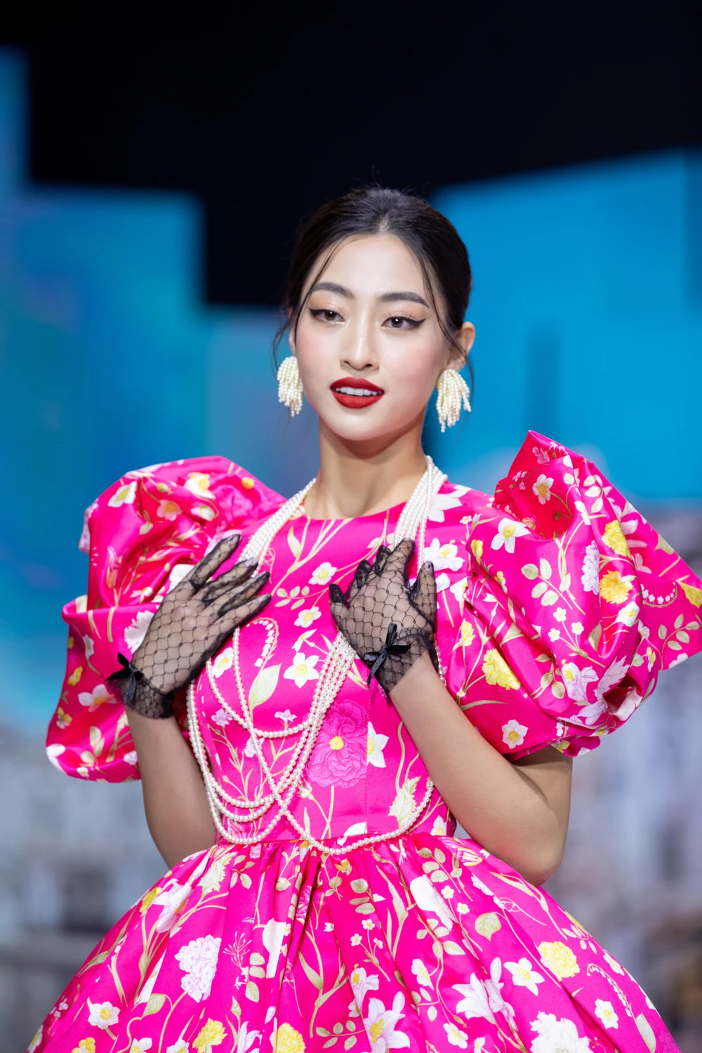 Hoa hậu Lương Thùy Linh giữ vị trí Vedette. Hoa hậu Lương Thùy Linh giữ vị trí Vedette.