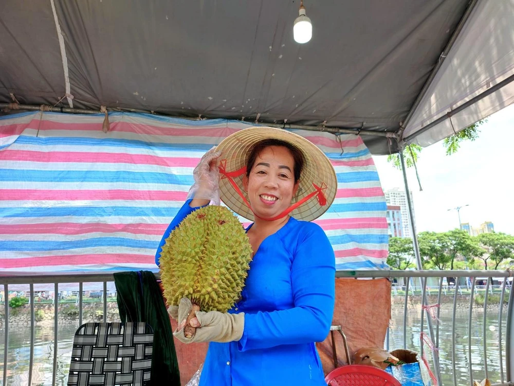 Chị Thuý Loan chia sẻ gia đình chị 3 đời bán sầu riêng. Ảnh: NGUYỄN TRÀ