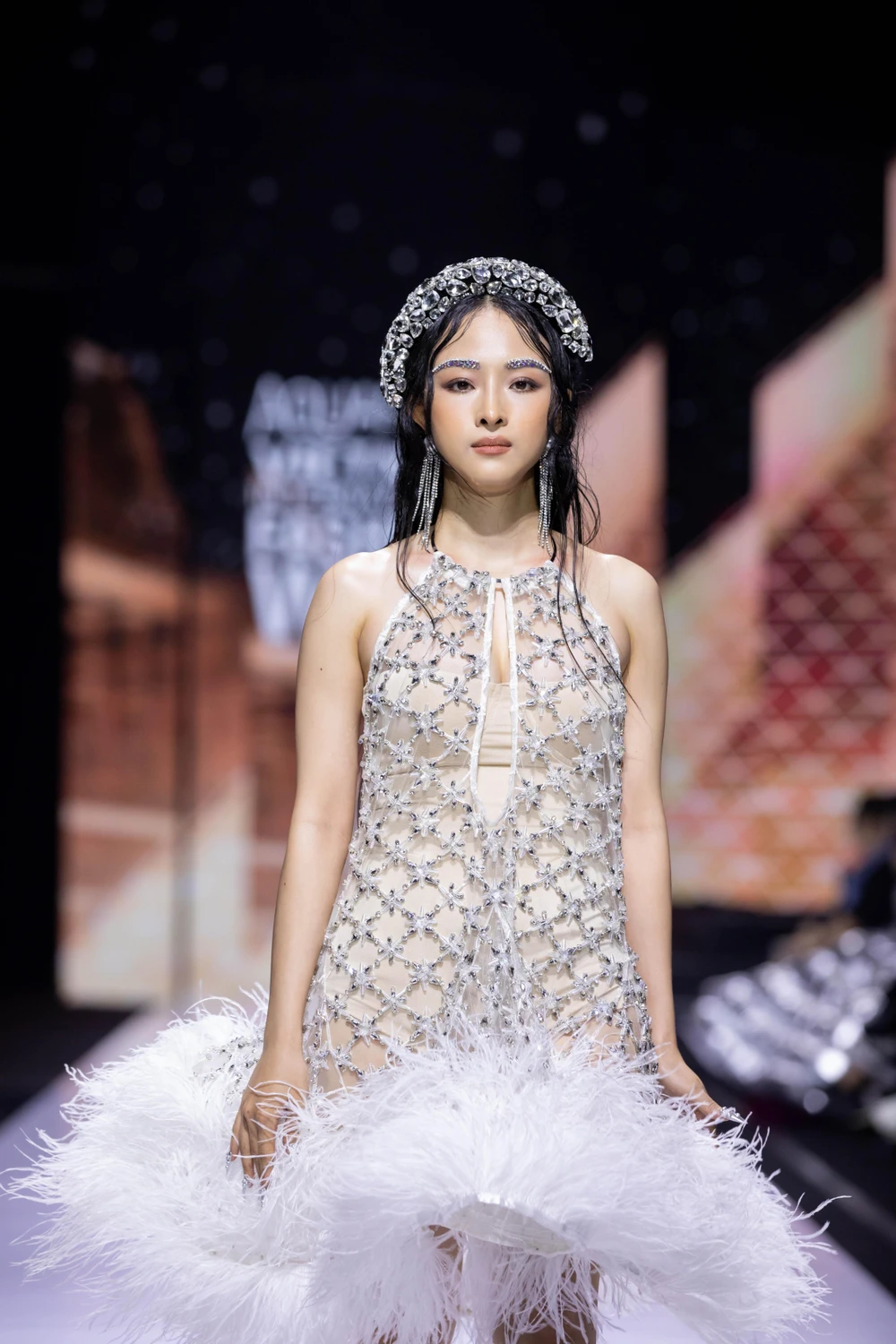 Hoa hậu Trương Hồ Phương Nga xuất hiện lộng lẫy trong BST Thị Mầu In Paris Hoa hậu Trương Hồ Phương Nga xuất hiện lộng lẫy trong BST Thị Mầu In Paris