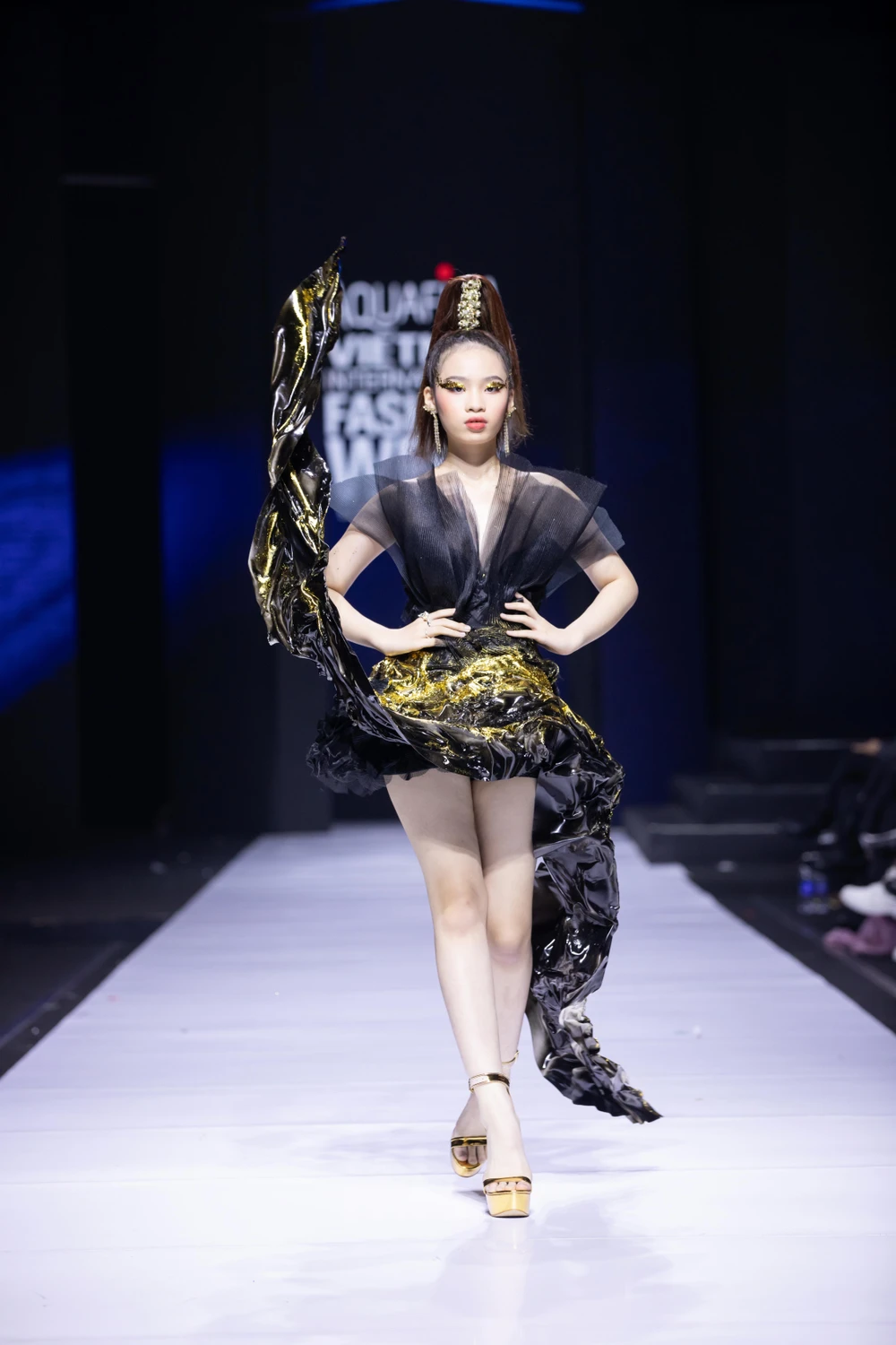 Anh Thư ma mị trong trang phục của Hoàng Minh Hà ảnh 4