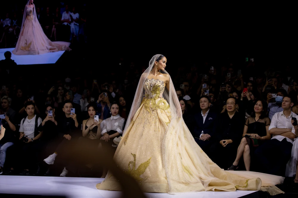 Hoa hậu H’Hen Niê đảm nhận vị trí vedette trong BST của NTK Linh San. Nàng hậu bước ra như một nữ thần đã tạo nên một cái kết hoàn hảo khiến người xem phải “phát cuồng" vì nhan sắc cuốn hút.