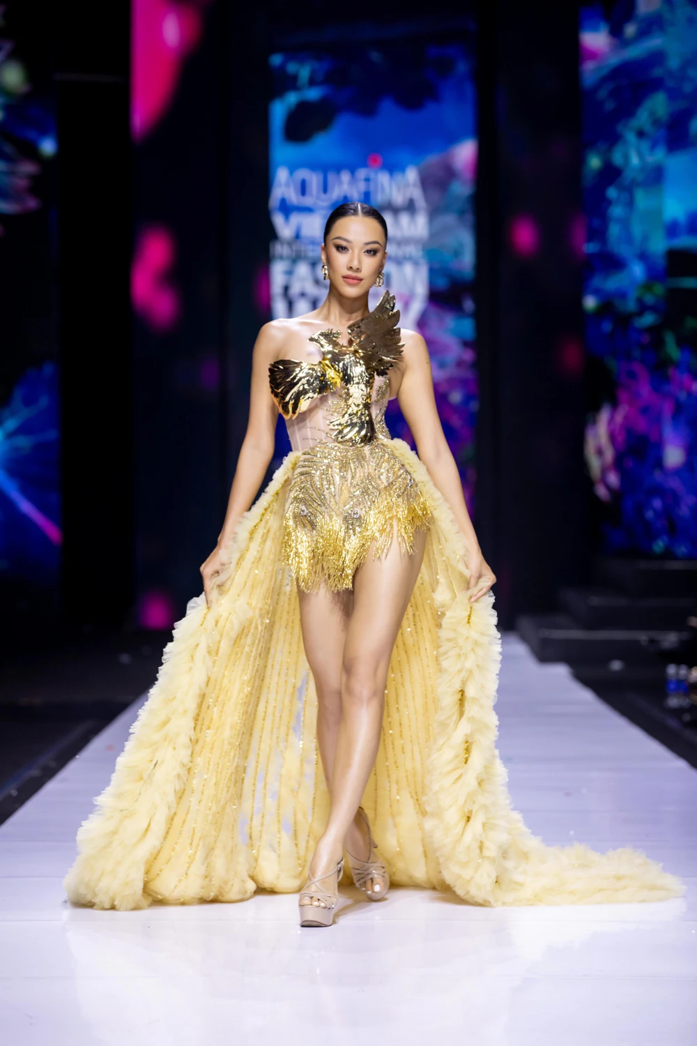 Á hậu Kim Duyên quyến rũ với chiếc đầm độc đáo của NTK Linh San