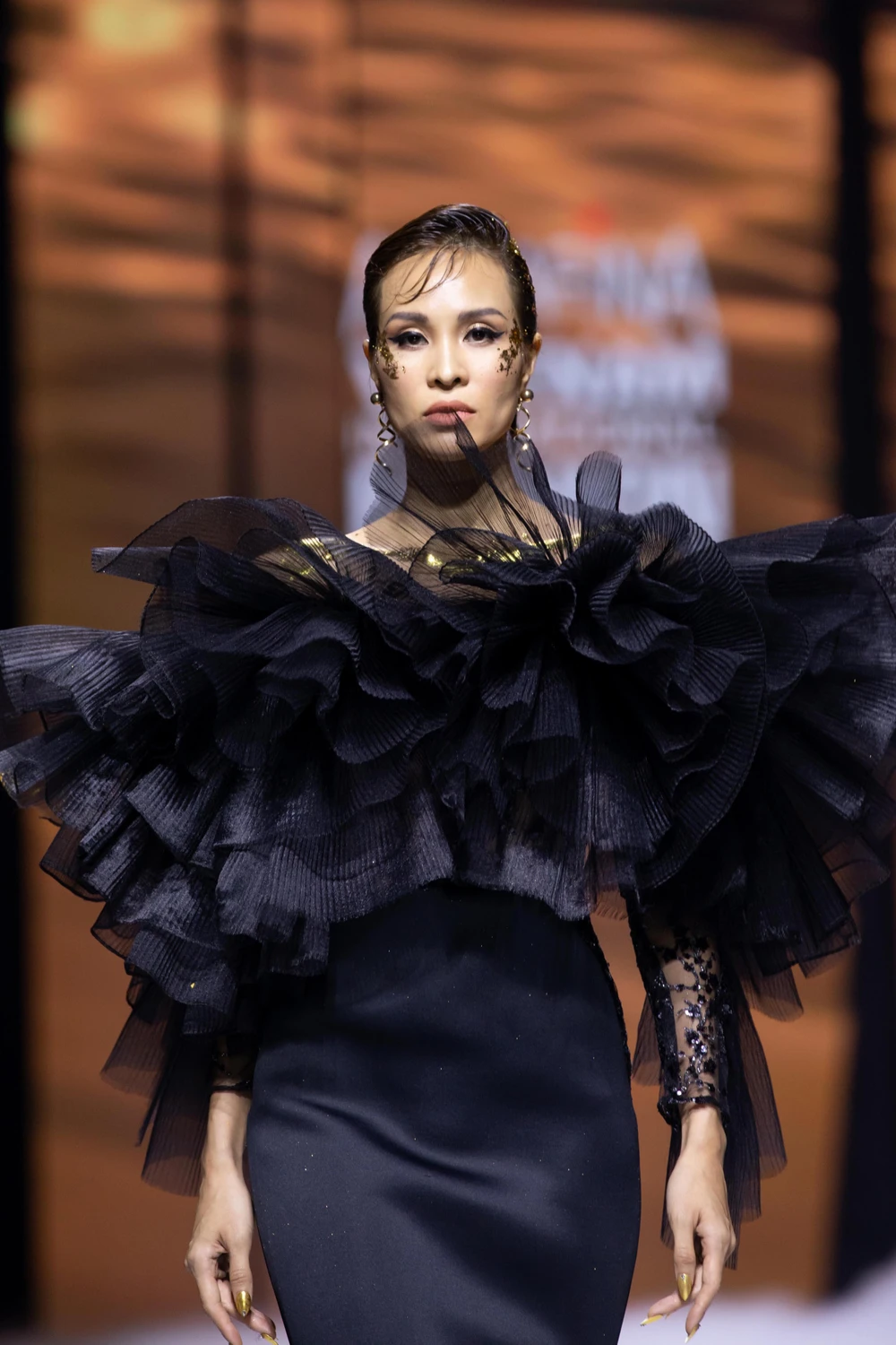 Phương Mai sải bước uyển chuyển, gợi cảm trong trang phục của Hoàng Minh Hà