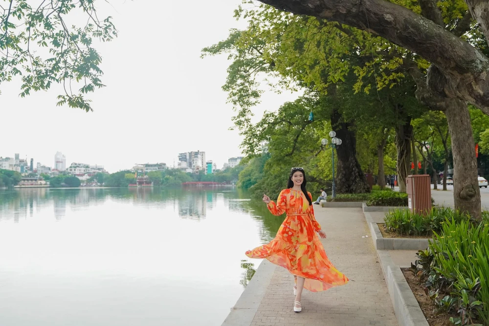 Miss Indonesia 2020 nổi bật trong thiết kế tông màu vàng cam của NTK Lê Thanh Hòa.