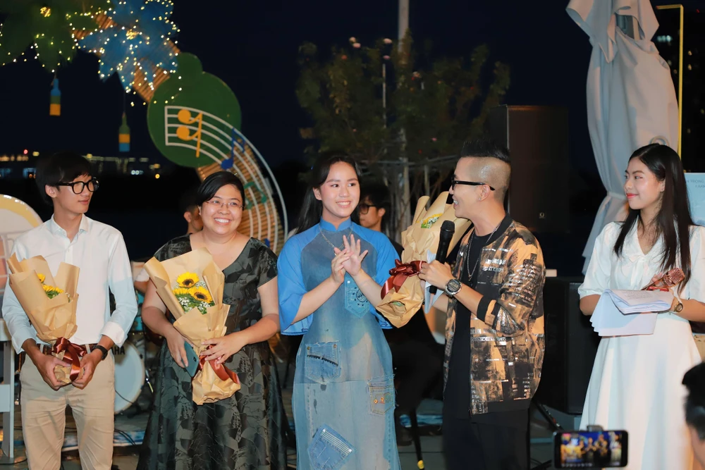 NTK Phương Hồ đã dành nhiều tâm huyết để thiết kế nên trang phục độc đáo này cho nàng hậu nhí.