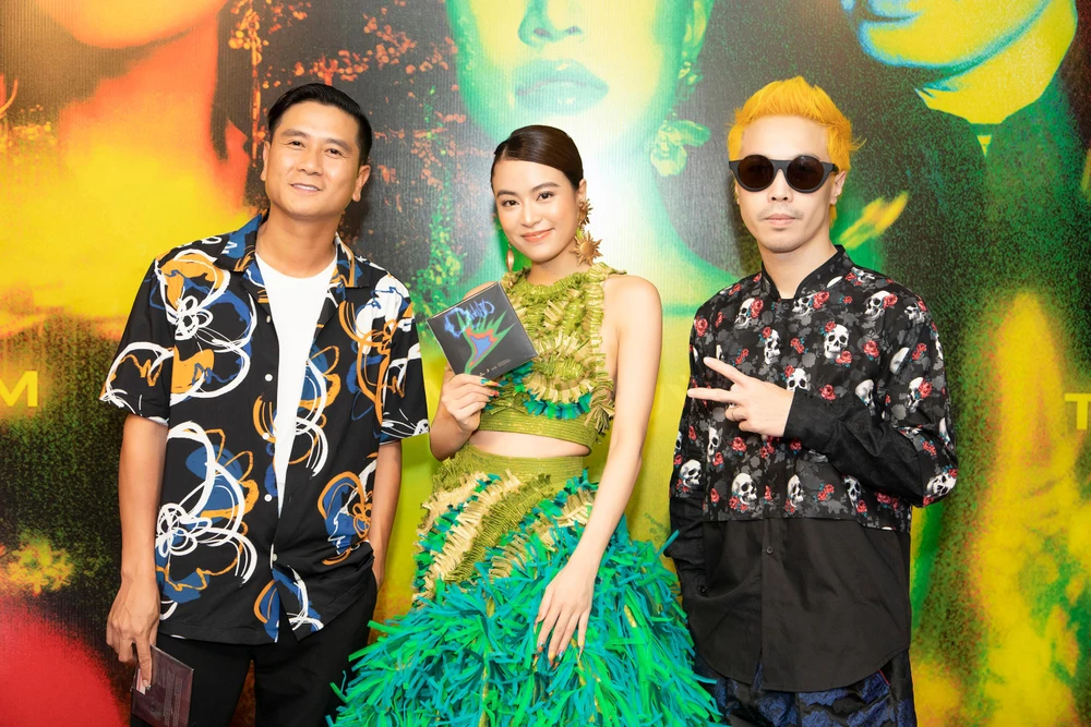 Đang họp báo cùng Hoàng Thuỳ Linh, Hồ Hoài Anh phải xin phép về trước… đón con vì hôm qua là ngày Quốc tế Thiếu nhi, mẹ vắng nhà. Anh đã hứa sẽ đưa con đi chơi. Ảnh: QUANG HUY