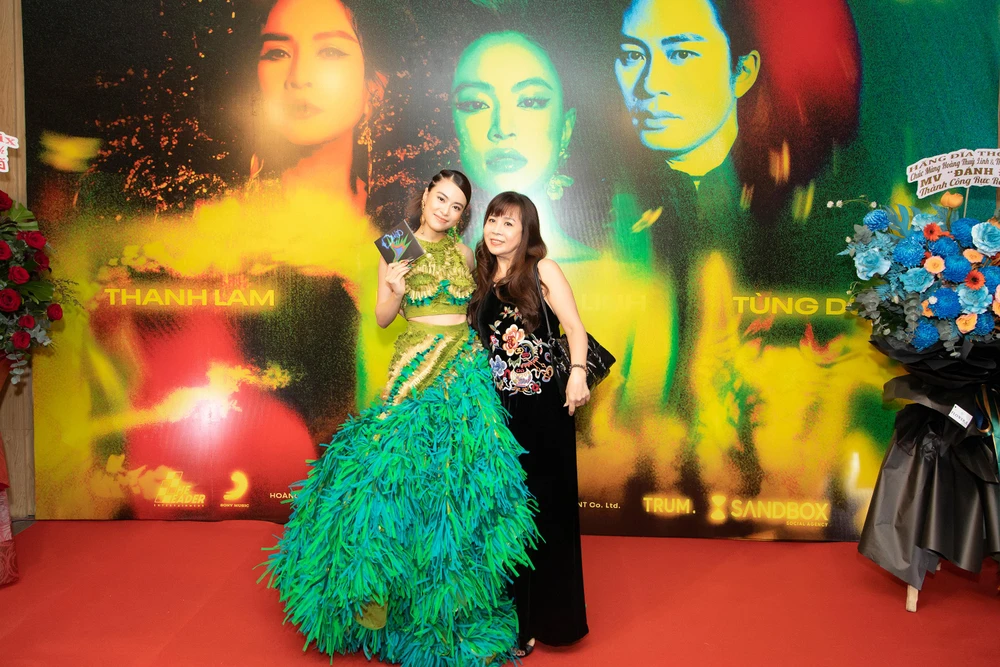 Hoàng Thùy Linh bên mẹ. Ảnh: QUANG HUY