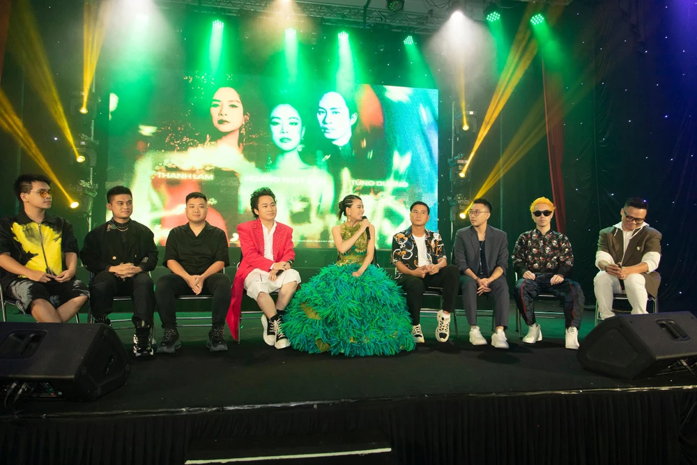 Tùng Dương vào TP.HCM chúc mừng đàn em. Ảnh: QUANG HUY