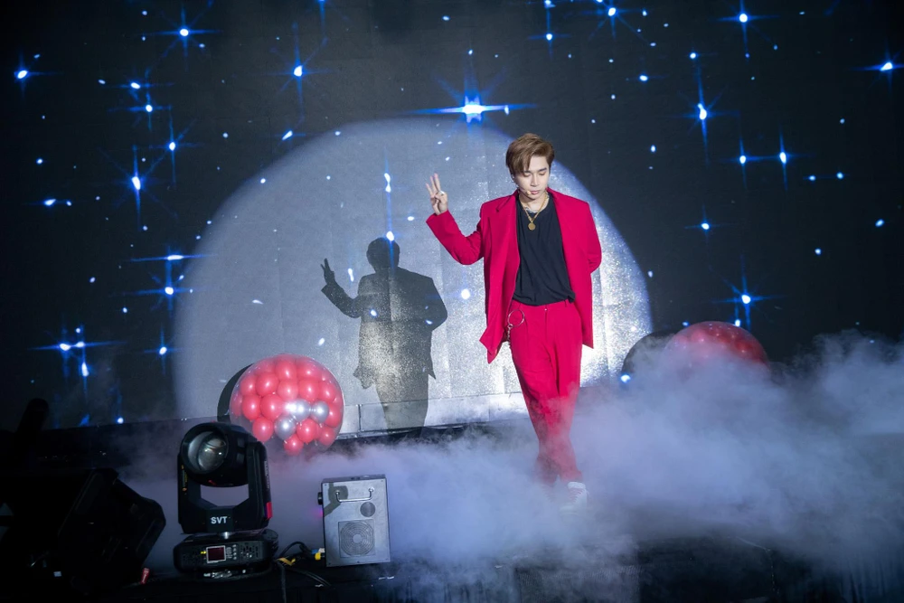 Chi Dân cũng đem đến nhiều bản hit như: "Đừng khóc", “Điều anh biết”, “Người tôi yêu”… tại buổi sinh nhật và kỷ niệm 10 năm ca hát của mình. Ảnh: PHƯƠNG NAM