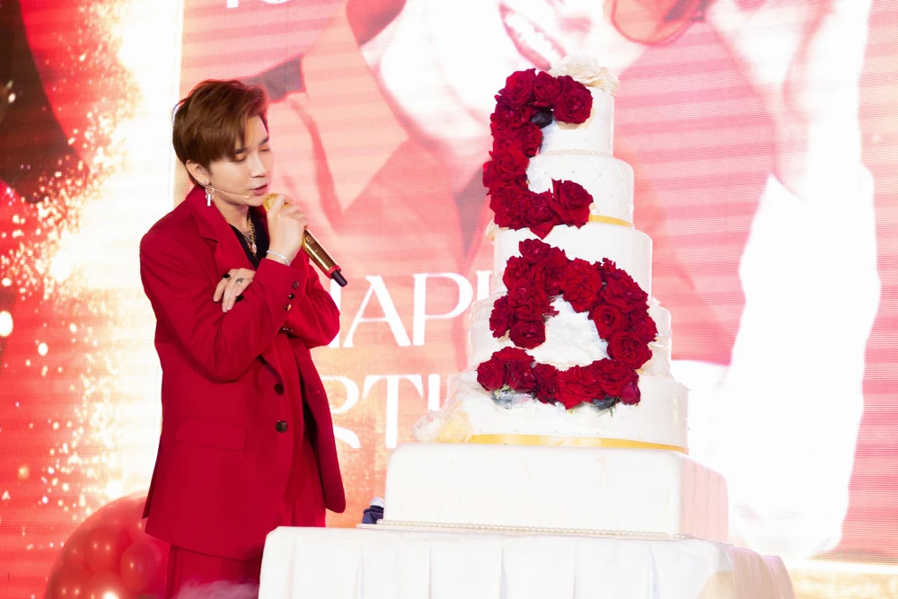 Chi Dân tổ chức sinh nhật tuổi 33 và kỷ niệm 10 năm ca hát. Ảnh: PHƯƠNG NAM