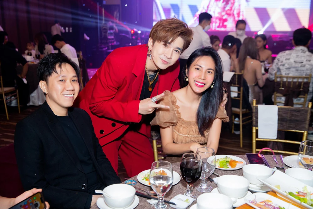 Ca sĩ Thủy Tiên, diễn viên Anh Đức đến vui cùng ca sĩ Chi Dân. Ảnh: PHƯƠNG NAM