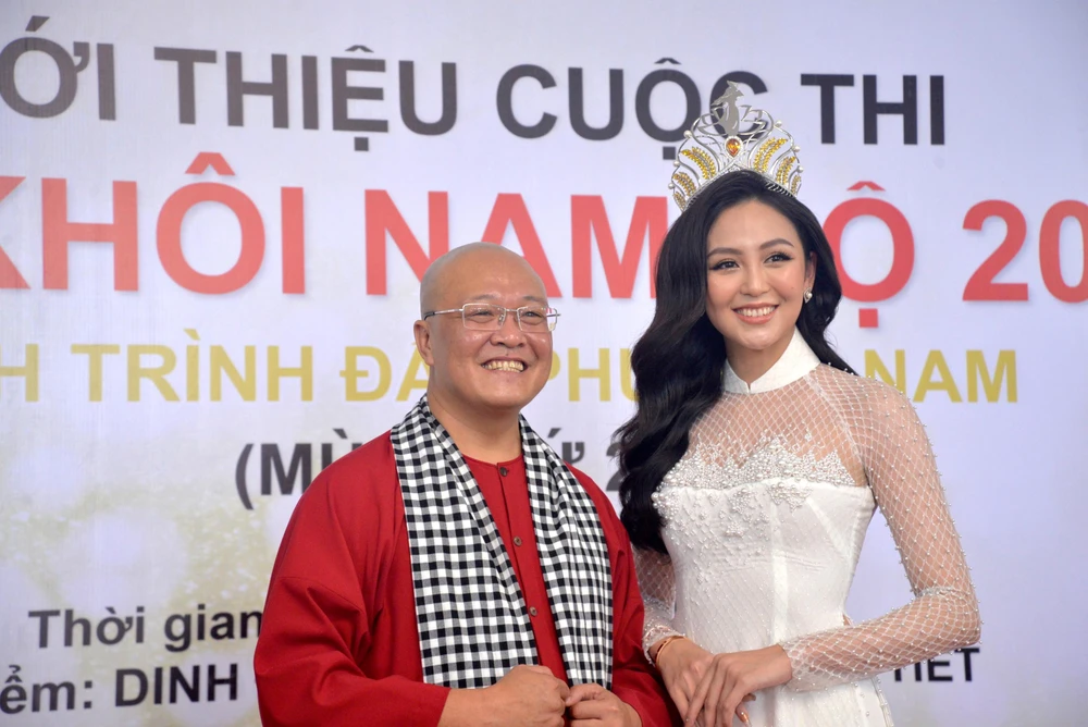 Hoa khôi Nam Bộ Hải Yến và ông Võ An Nguyên. Ảnh: NGUYỄN TRÀ