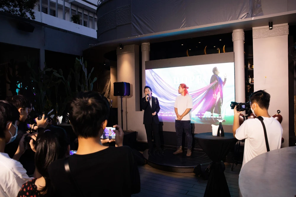 Tùng Dương giao lưu cùng khán giả. Ảnh: Kiengcan Team Tùng Dương giao lưu cùng khán giả. Ảnh: Kiengcan Team