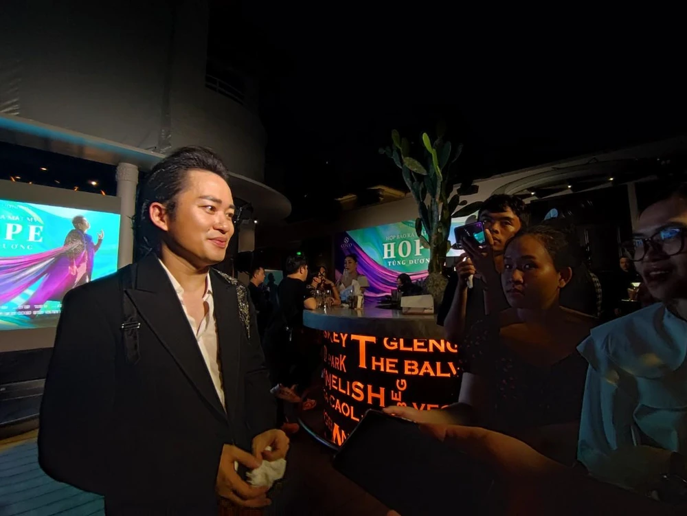 Tùng Dương trả lời báo chí. Ảnh: NGUYỄN TRÀ Tùng Dương trả lời báo chí. Ảnh: NGUYỄN TRÀ