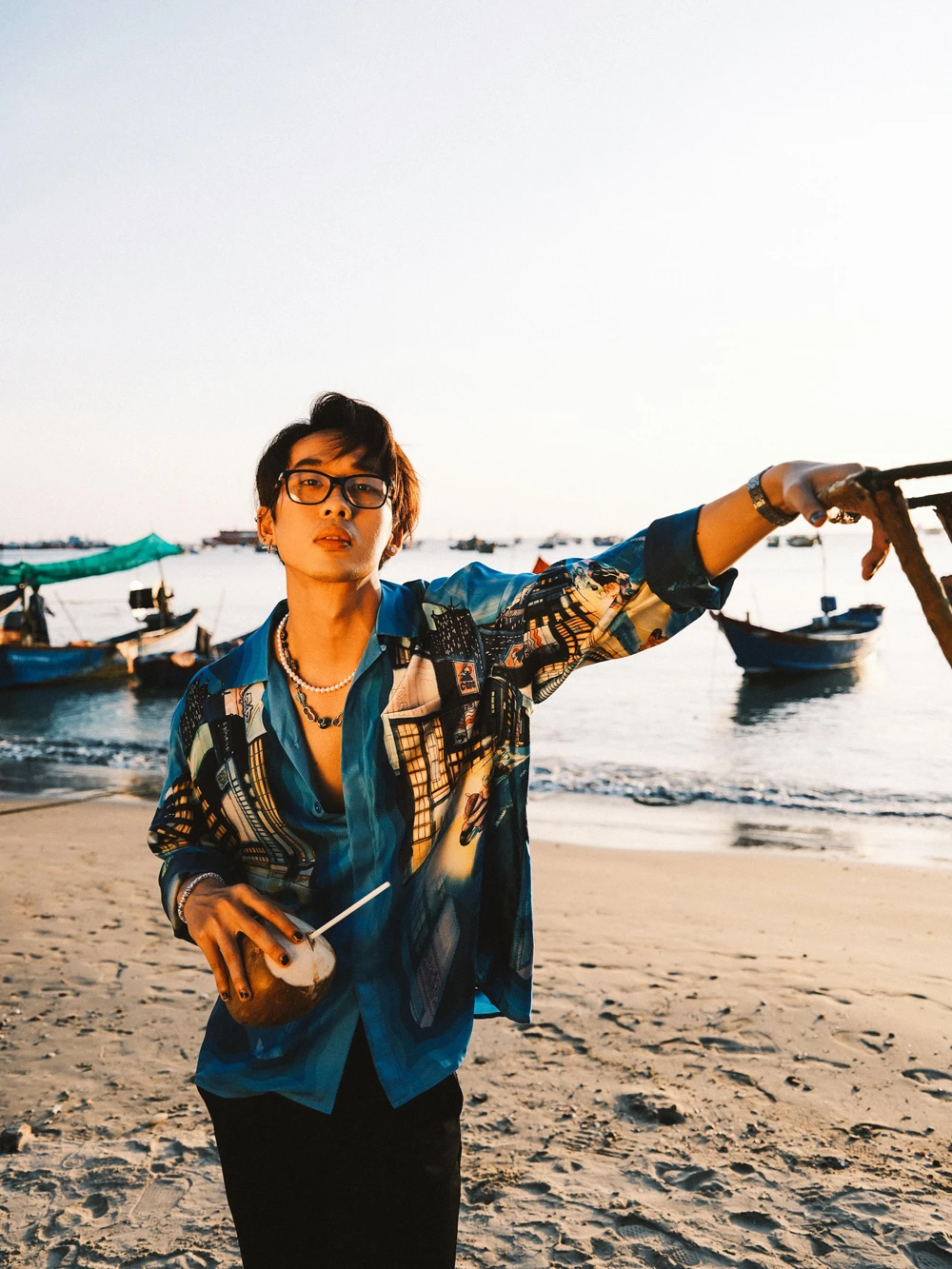 Tuấn Trần sở hữu nét lạnh lùng, chiều cao khủng, cùng gu thời trang sành điệu, sang chảnh. Tuấn Trần sở hữu nét lạnh lùng, chiều cao khủng, cùng gu thời trang sành điệu, sang chảnh.