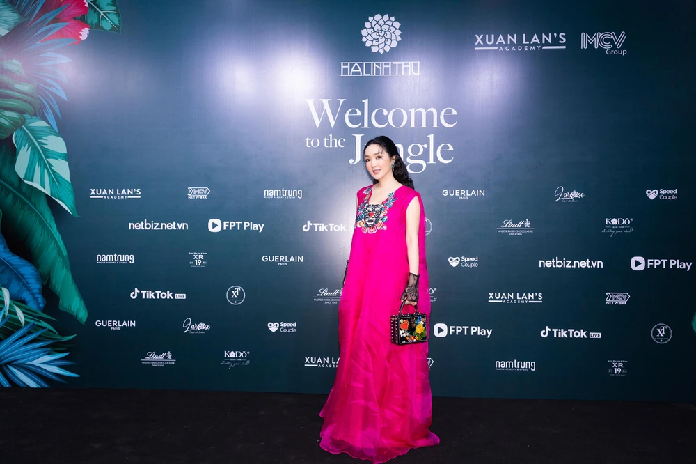 Xuân Lan, Thanh Hằng đọ catwalk trong show thời trang Hà Linh Thư ảnh 3