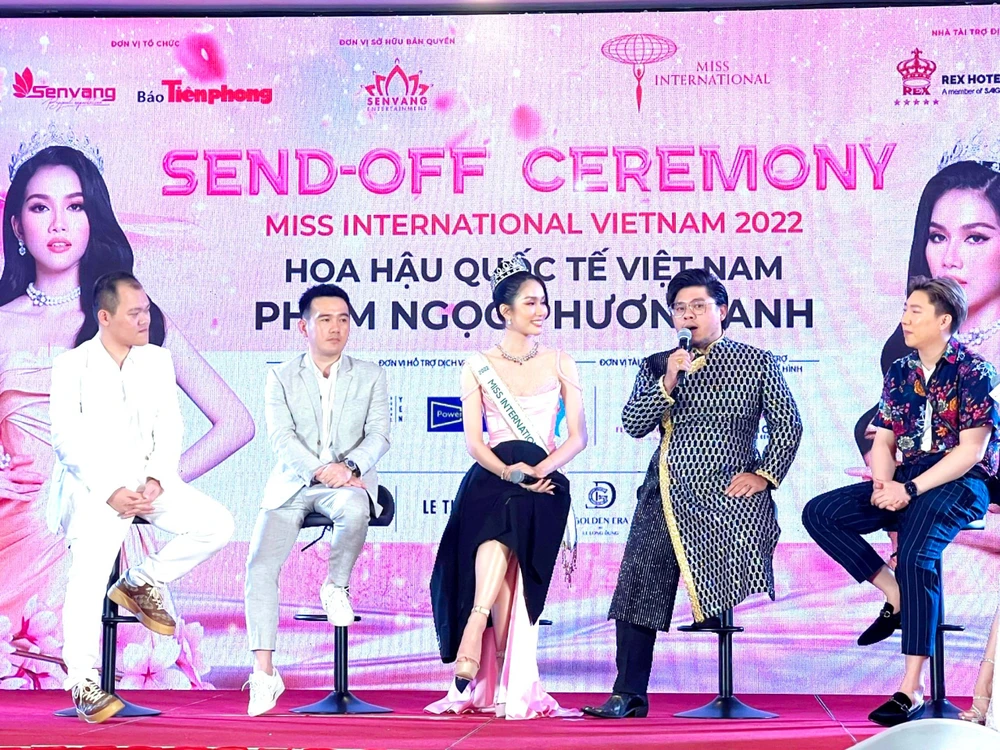 NTK Lê Long Dũng bật mí về trang phục dân tộc tại họp báo. Ảnh: TIỂU TÂN