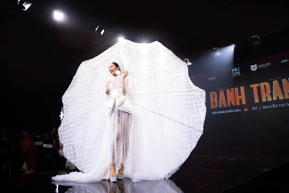 Thanh Khoa rạng rỡ trong thiết kế Bánh tráng của Nhà thiết Phạm Xuân Giàu (Trường Đại học Văn Lang). Đặc biệt màn ăn bánh tráng, và cái nháy mắt của Thanh Khoa trên sân khấu khiến nhiều nhiều trầm trồ.