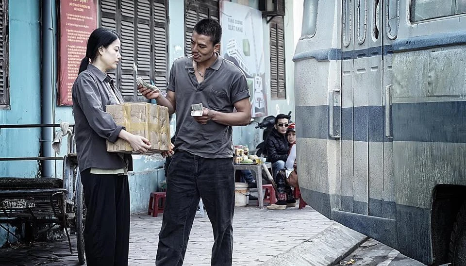 Anh cạo đầu, tập hút thuốc, để râu như một tay chơi thực thụ