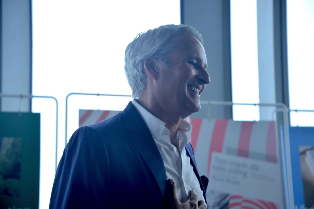 Ông Wayne Besant giao lưu trò chuyện cùng khán giả. Ảnh: NGUYỄN TRÀ