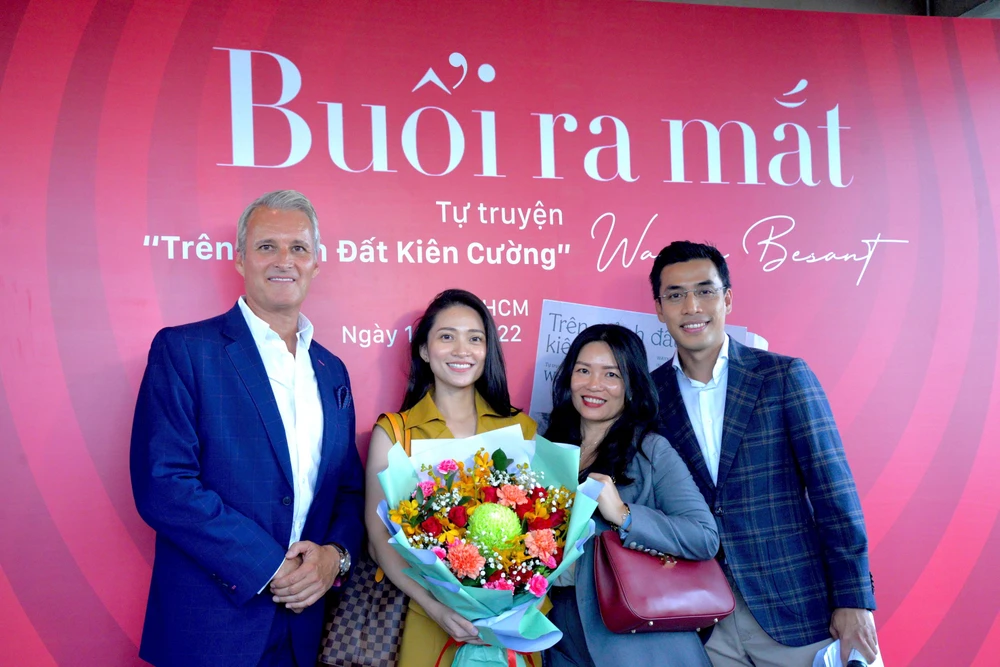 Ông Wayne Besant- CEO AIA Việt Nam ra mắt tự truyện "Trên mảnh đất kiên cường". Ảnh: NGUYỄN TRÀ