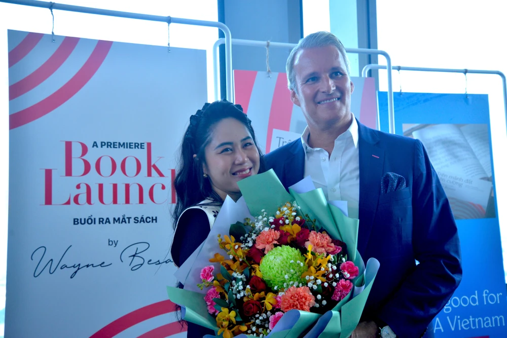 Bạn bè, đồng nghiệp tới chúc mừng Wayne Besant. Ảnh: NGUYỄN TRÀ