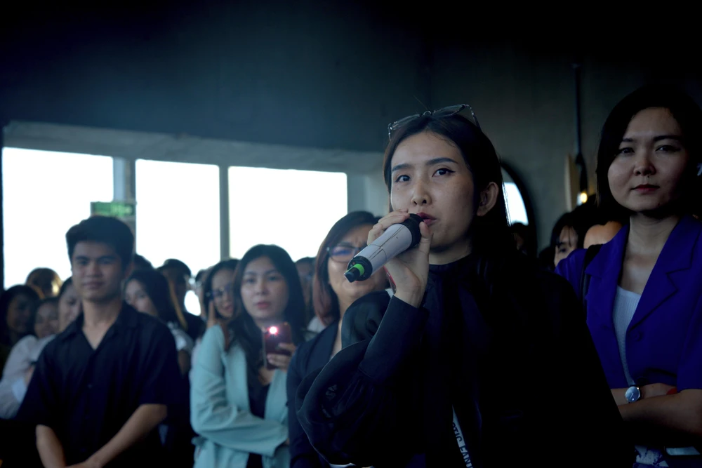 Khán giả giao lưu tham gia những trò chơi trong chương trình. Ảnh: NGUYỄN TRÀ