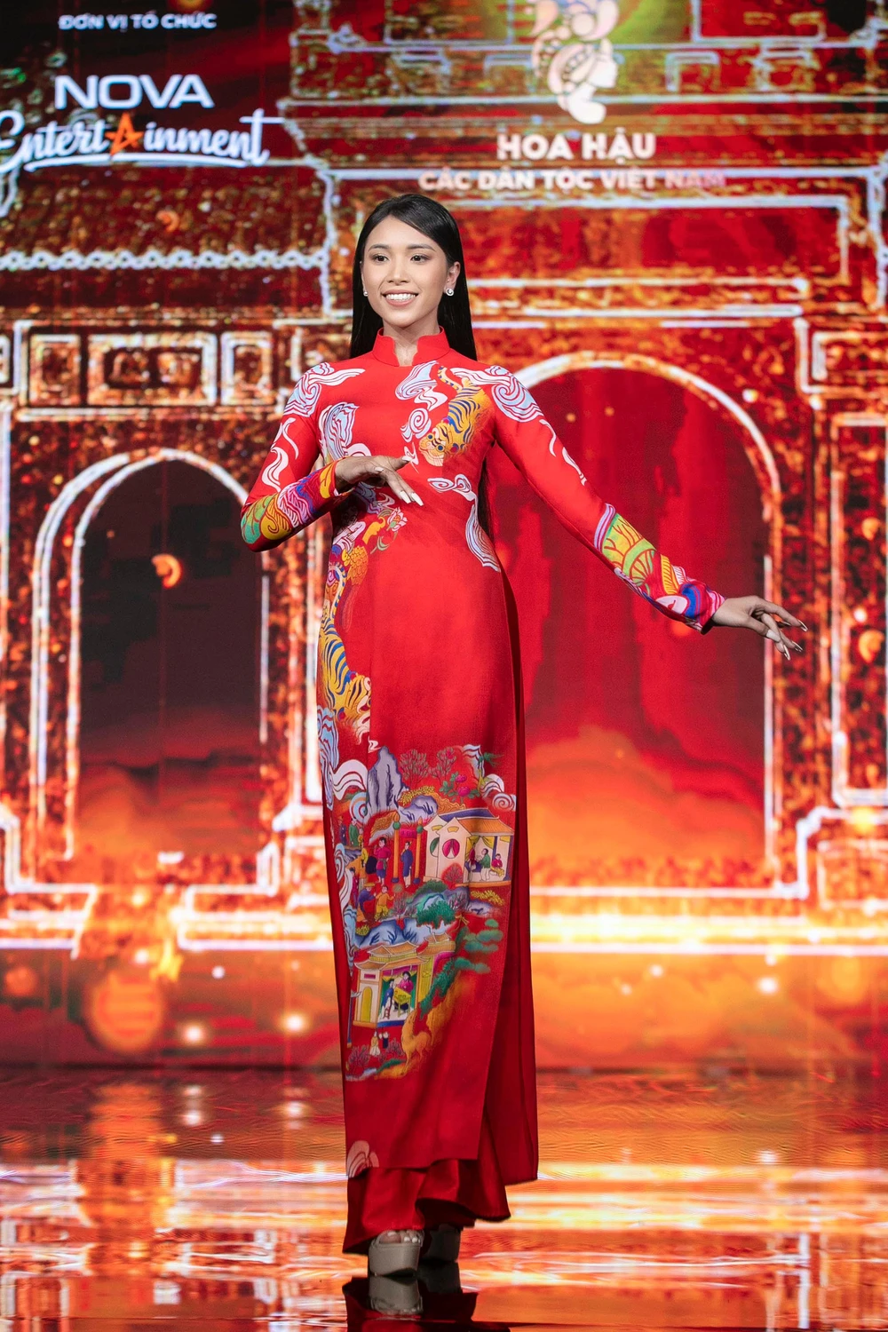 Hoàng Thị Lả, dân tộc Khơ Mú. Hiện Hoàng Thị Lả đang là đại biểu Hội đồng nhân dân huyện và là giáo viên, diễn viên múa Trung tâm Đào tạo và Biểu diễn Nghệ thuật - Trường Cao đẳng Lào Cai.