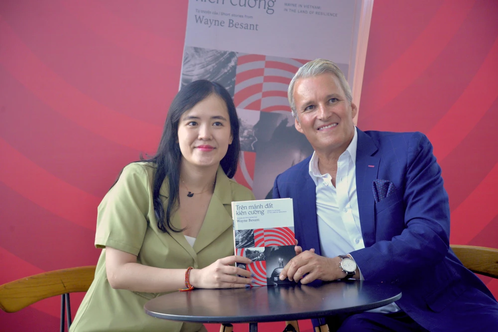 Khán giả chờ đợi ông Wayne Besant kí tặng sách. Ảnh: NGUYỄN TRÀ