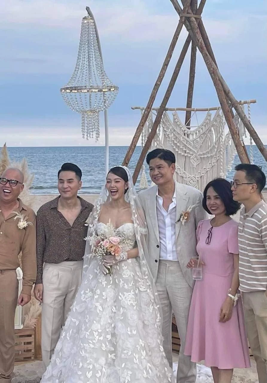 Tuy nhiên hình ảnh vẫn rò rỉ. Nhiều người gửi lời chúc phúc đến vợ chồng Minh Hằng