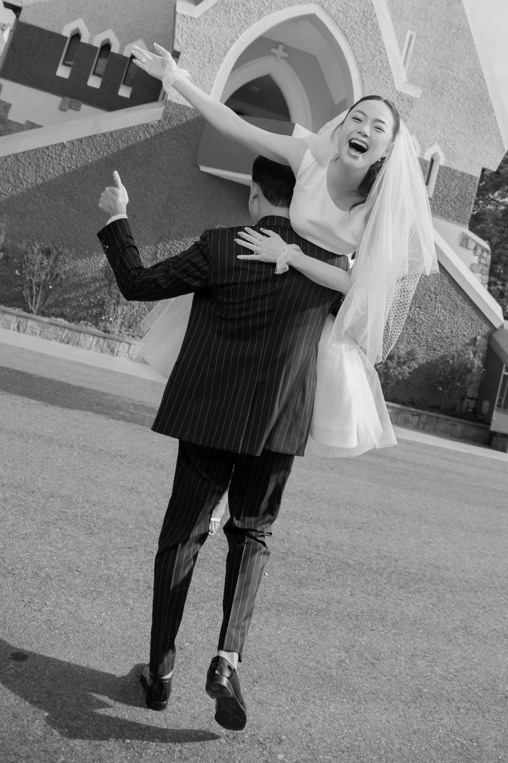 Minh Hằng giữ bí mật thông tin chồng và dặn dò bạn bè không chụp cận mặt chú rể