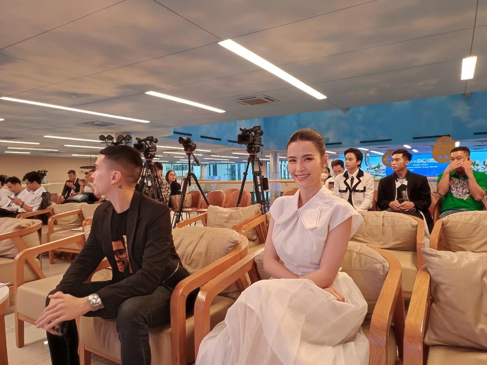 Ca sĩ Đông Nhi đội mưa đến tham dự chương trình. Sự chỉn chu trong công việc của Đông Nhi nhận nhiều lời khen.