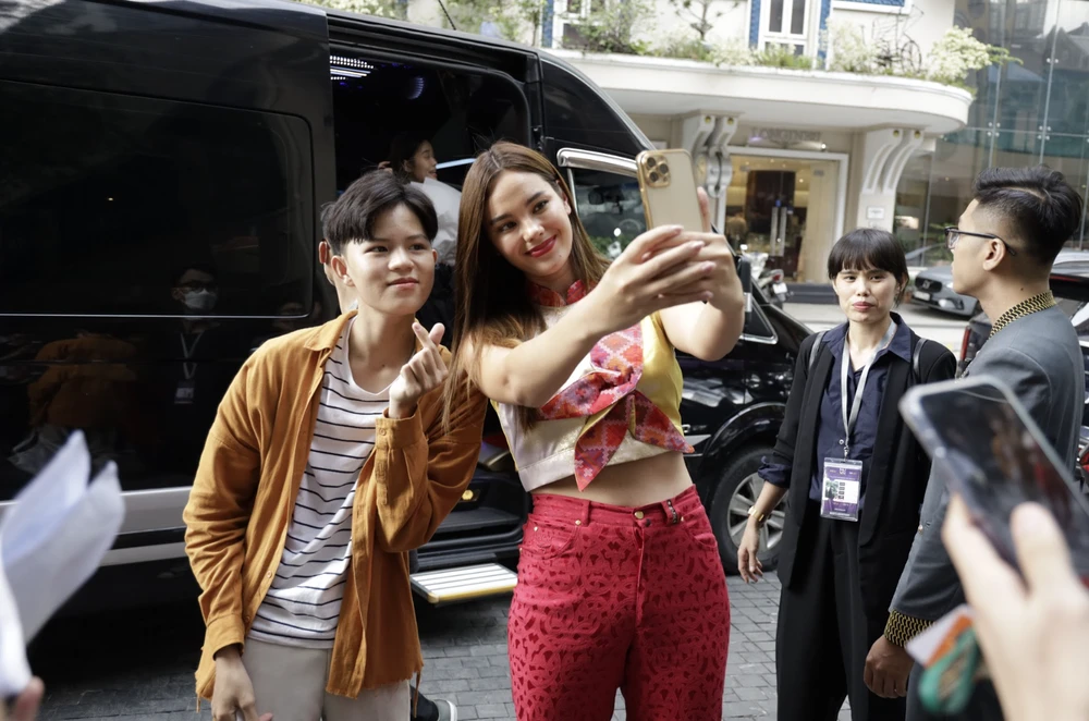 Hoa hậu Hoàn vũ 2018 liên tục vẫy tay chào, nở nụ cười ngọt ngào đến tất cả người hâm mộ. Gương mặt xinh đẹp, thần thái cuốn hút, phong cách tự tin và sự thân thiện của Catriona Gray khiến fan sắc đẹp ngưỡng mộ.