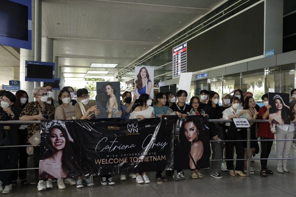 Nhiều fan sắc đẹp đến đón Hoa hậu từ sáng sớm. Ảnh: Sang Đào, The Boring Studio