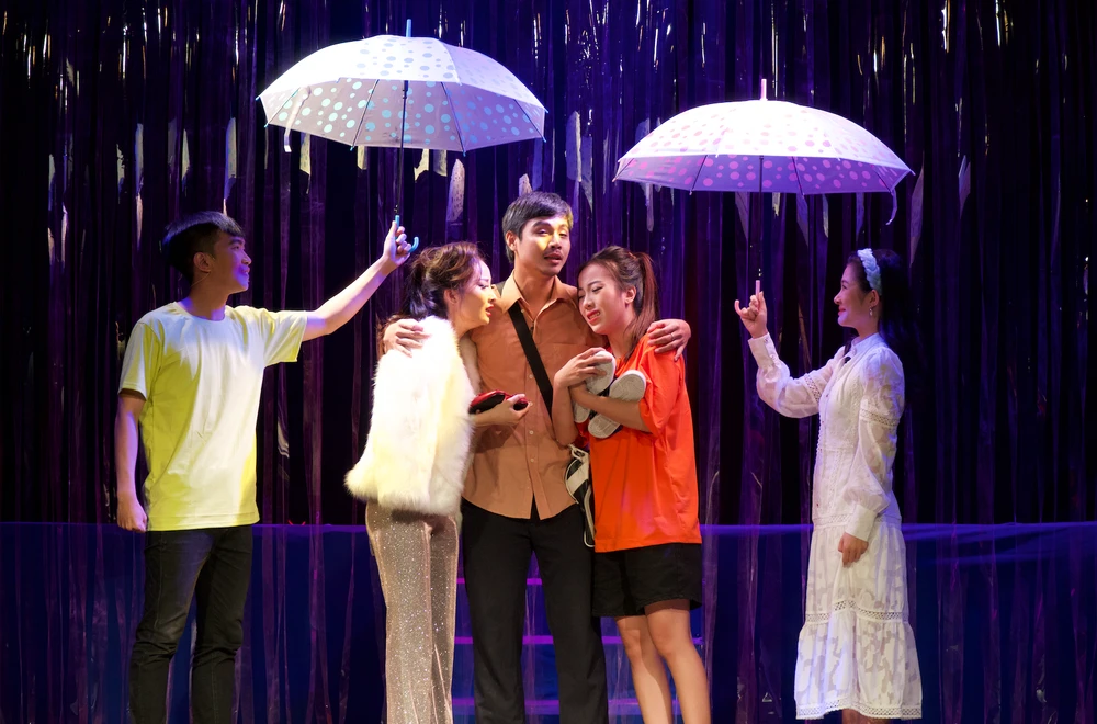 Cái kết đẹp và thông điệp nhân văn về tình cảm gia đình là một trong những yếu tố quan trọng làm nên thành công cho vở diễn. Ảnh: HỮU BẰNG