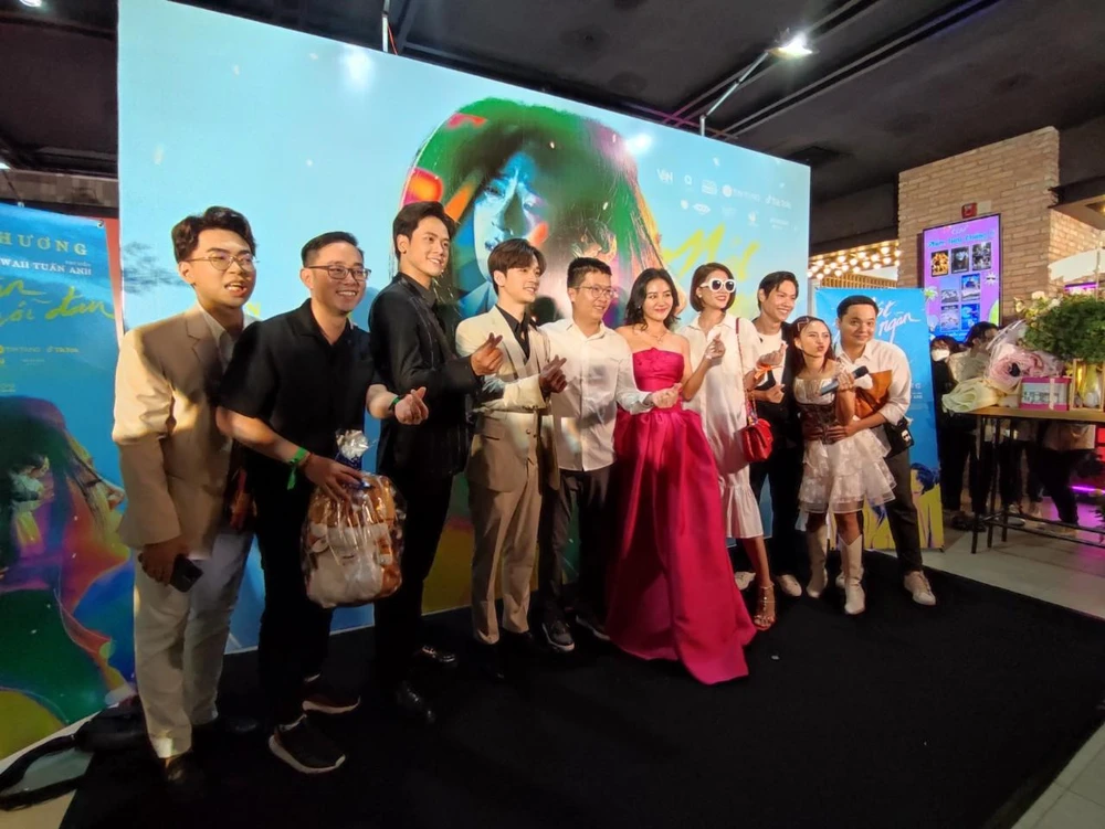 Đông đảo bạn bè đến chúc mừng Văn Mai Hương. Ảnh: NGUYỄN TRÀ