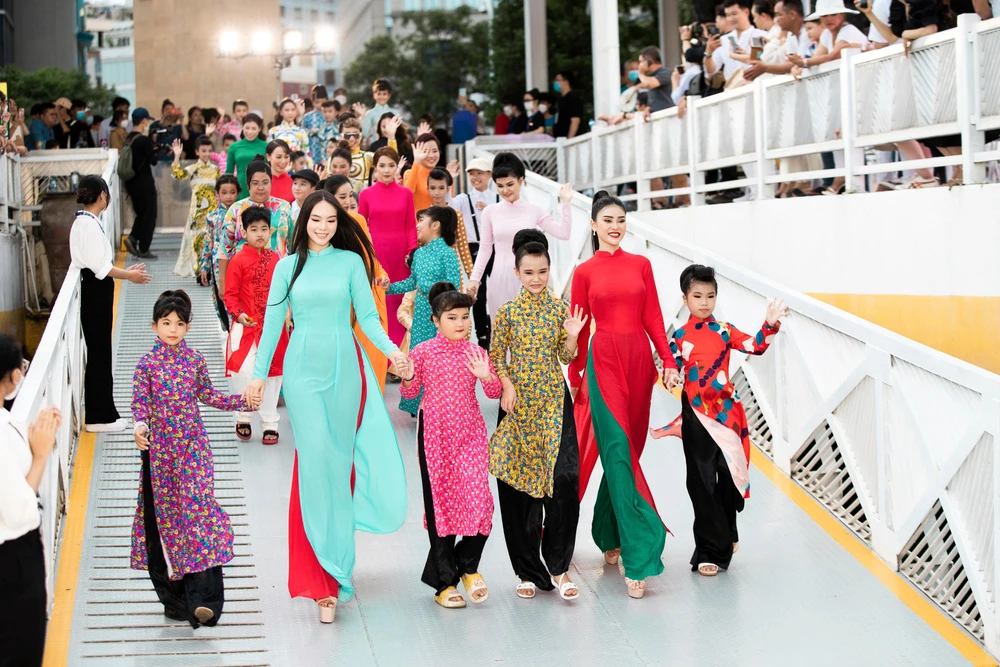 Đông đảo du khách thích thú đứng lại chụp hình cổ vũ dàn mẫu nhí