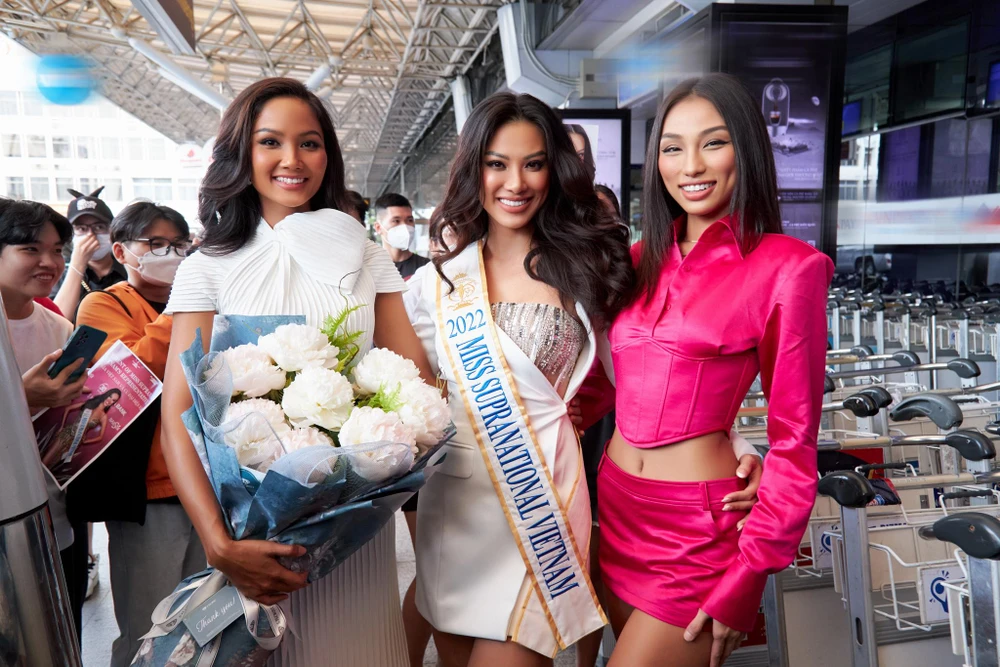 Hoa hậu H'Hen Niê và Người đẹp biển Bảo Ngọc tiễn Kim Duyên lên đường. Ảnh: SANG ĐÀO