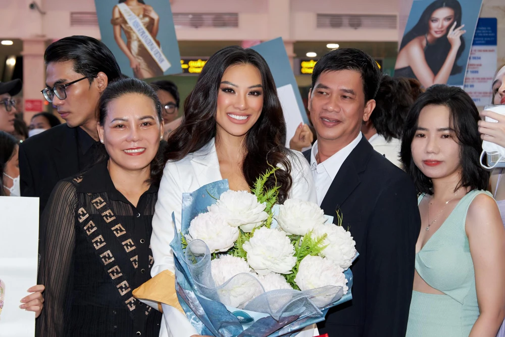 Biệt đội ra sân bay Tân Sơn Nhất tiễn Kim Duyên thi Hoa hậu Siêu quốc gia ảnh 1