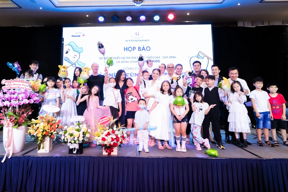 Nhiều gia đình nhỏ đến mừng ngày vui của ca sĩ Phan Đinh Tùng. Ảnh: TUẤN VÕ