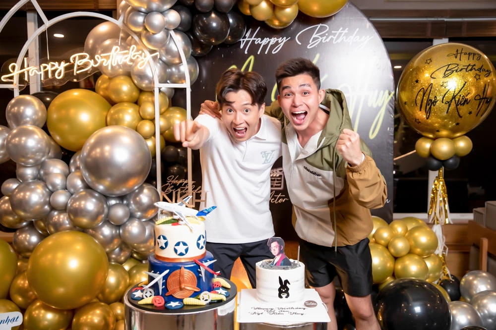 Ngô Kiến Huy nhí nhố bên Jun Phạm. Bận rộn với công việc khi liên tục quay chương trình "2 Ngày 1 Đêm" mà Huy là 1 trong 6 thành viên chính và "100 triệu 1 phút" mà Ngô Kiến Huy làm host nên không có thời gian riêng tổ chức sinh nhật cho mình. Ảnh: TRÍ BÙI