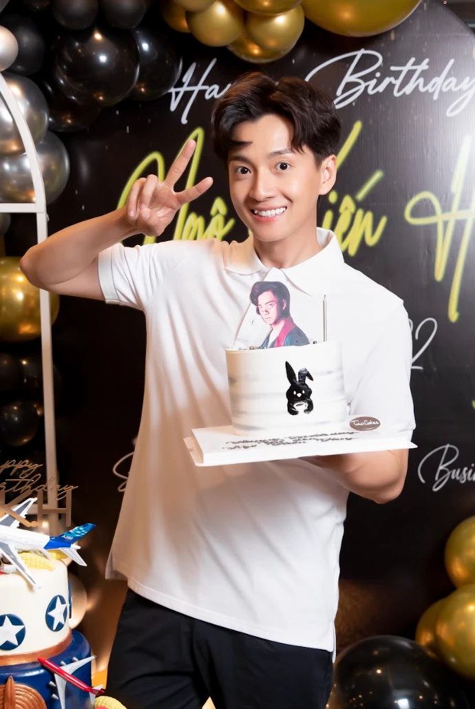 Chàng Bắp Ngô Kiến Huy hạnh phúc bên những người bạn thân trong ngày đặc biệt. Ảnh: TRÍ BÙI