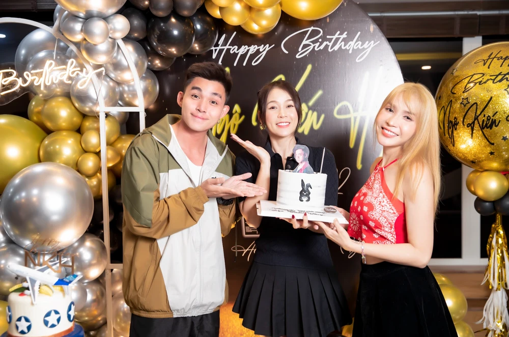 Ngô Kiến Huy ‘hú hồn’ vì được nhóm bạn thân làm tiệc sinh nhật bất ngờ ảnh 4
