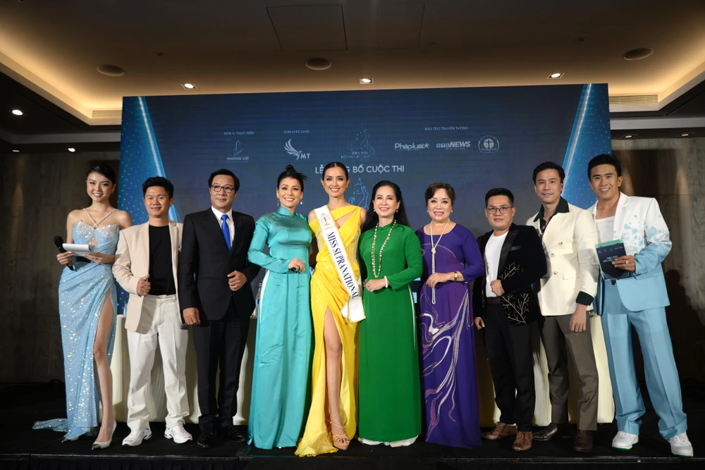 Hoa hậu Mutya Johanna Datul khoe sắc bên ban giám khảo và ban tổ chức cuộc thi. Ảnh: NGUYỄN TRÀ Hoa hậu Mutya Johanna Datul khoe sắc bên ban giám khảo và ban tổ chức cuộc thi. Ảnh: NGUYỄN TRÀ