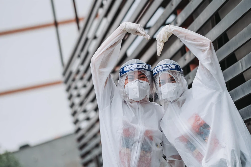 Ngọc Châu ở trọ gần nhà ca sỹ Quốc Đại. Mỗi lần đi điều phối lấy mẫu xét nghiệm thường hay ké xe ca sỹ Quốc Đại. Ảnh: FB MC Quỳnh Hoa