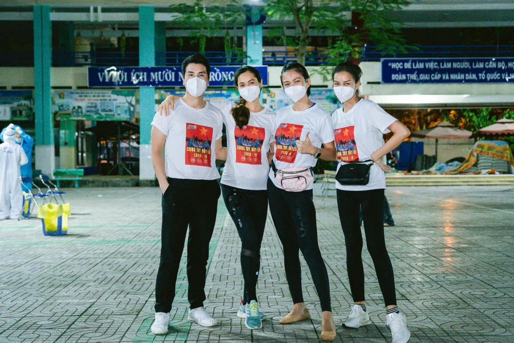 Ngọc Châu cùng Á hậu Vũ Hoàng My, Á hậu Mâu Thuỷ và Á vương quốc tế Hoàng Phi Kha trong một lần đi điều phối lấy mẫu xét nghiệm ở quận Bình Tân.