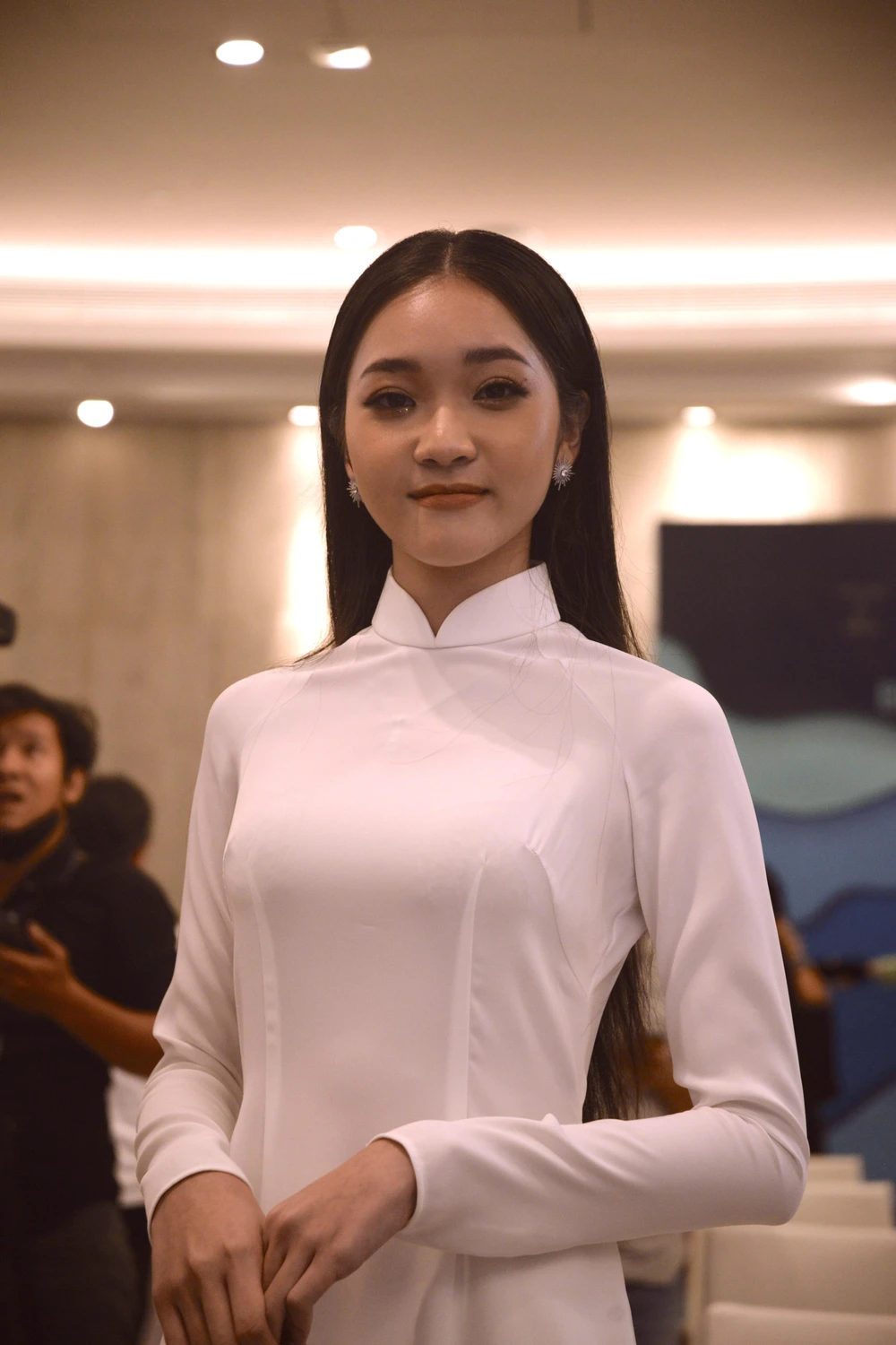 Nữ sinh dịu dàng trong tà áo dài trắng khoe sắc tại họp báo Hoa hậu biển đảo Việt Nam. Ảnh: NGUYỄN TRÀ Nữ sinh dịu dàng trong tà áo dài trắng khoe sắc tại họp báo Hoa hậu biển đảo Việt Nam. Ảnh: NGUYỄN TRÀ