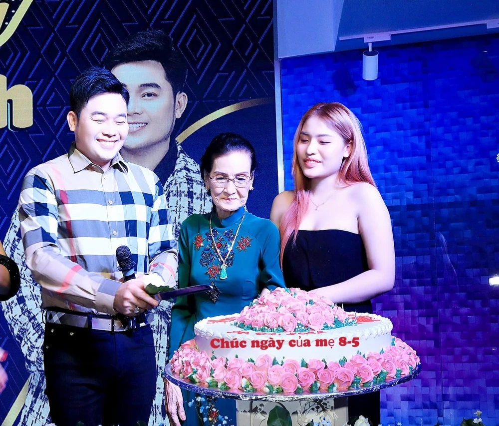 Ca sĩ Khánh Bình nguyện sống độc thân đến hết đời để chăm con và mẹ già ảnh 4 Ca sĩ Khánh Bình nguyện sống độc thân đến hết đời để chăm con và mẹ già ảnh 4